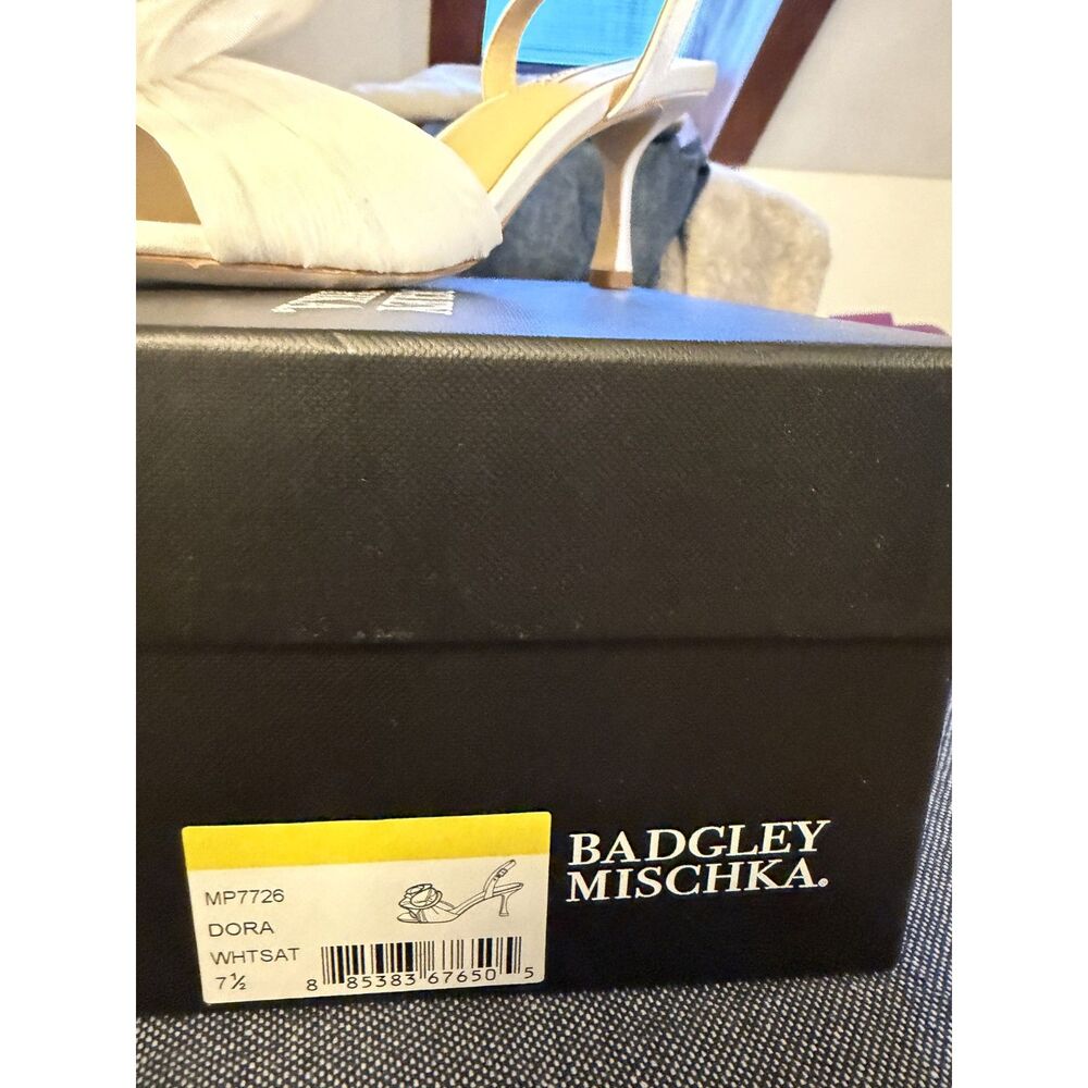 Badgley Mischka Dora White Slingback Sandals NIB Size 7.5 Bridal - Picture 2 of 8